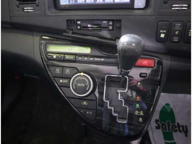アイシス1.8 プラタナ Vセレクション 4WD　CVT・ABS・スマートキー・ナビ・左パワスラ 1800