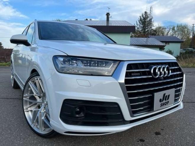 アウディQ7 3.0 TFSI クワトロ  Sラインパッケージ4WD　24AW/ガラスルーフ/夏冬ホイール付タイヤ 正規輸入車 3000