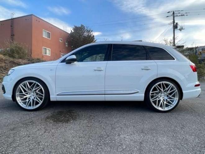 アウディQ7 3.0 TFSI クワトロ  Sラインパッケージ4WD　24AW/ガラスルーフ/夏冬ホイール付タイヤ 正規輸入車 3000