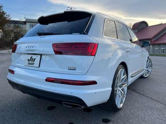 アウディQ7 3.0 TFSI クワトロ  Sラインパッケージ4WD　24AW/ガラスルーフ/夏冬ホイール付タイヤ 正規輸入車 3000