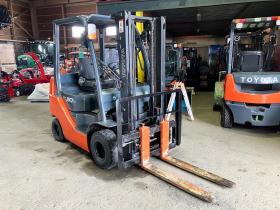 フォークリフト　トヨタ　中古　8FDK20　サイドシフト付　ディーゼルフォークリフト