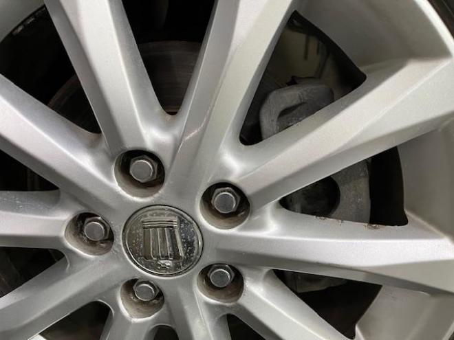 クラウンロイヤルサルーンｉ－ＦＯＵＲ　Ｕパッケージ　最上級グレード　ＷＡＫＯＳバリアスコーティング済　禁煙車　純正１７インチＡＷ　純正１７ＡＷ＋スタッドレスタイヤ付　純正ＨＤＤナビ（フルセグ地デジ　ＤＶＤ再生　ミュージックサーバー　Ｂｌｕｅｔｏｏｔｈ）＋バックカメラ　クルーズコントロール　ＰＵＳＨスタート　スマートキー　エンジンスターター　純正カードキー　クルーズコントロール　両席パワーシート　ミラーヒーター　電動サンシェード　横滑り防止装置　タイミングチェーン車　ＨＩＤ　ＥＴＣ 4WD 3000 4Dr