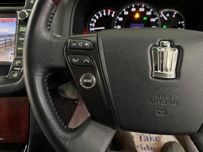 クラウンロイヤルサルーンｉ－ＦＯＵＲ　Ｕパッケージ　最上級グレード　ＷＡＫＯＳバリアスコーティング済　禁煙車　純正１７インチＡＷ　純正１７ＡＷ＋スタッドレスタイヤ付　純正ＨＤＤナビ（フルセグ地デジ　ＤＶＤ再生　ミュージックサーバー　Ｂｌｕｅｔｏｏｔｈ）＋バックカメラ　クルーズコントロール　ＰＵＳＨスタート　スマートキー　エンジンスターター　純正カードキー　クルーズコントロール　両席パワーシート　ミラーヒーター　電動サンシェード　横滑り防止装置　タイミングチェーン車　ＨＩＤ　ＥＴＣ 4WD 3000 4Dr