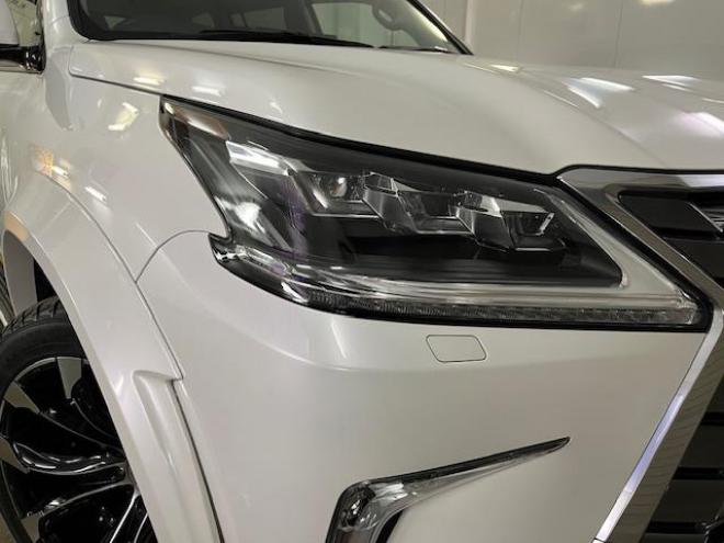 レクサスＬＸ５７０　寒冷地仕様　禁煙車　ＷＡＬＤ２１インチＡＷ　スタッドレスタイヤ付　マークレビンソン　リアエンターテイメント　電動サンルーフ　純正ナビ（フルセグ地デジ　ＤＶＤ再生　Ｂｌｕｅｔｏｏｔｈ対応）＋バックカメラ　純正レザーシート　三眼ＬＥＤヘッドライト　ヘッドアップディプレイ　リアツインモニター　エアサスコントローラー　純正エンジンスターター 4WD 5700 5Dr