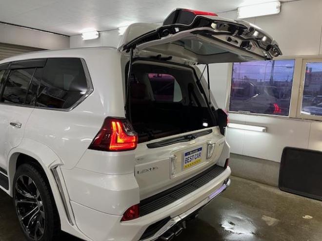 レクサスＬＸ５７０　寒冷地仕様　禁煙車　ＷＡＬＤ２１インチＡＷ　スタッドレスタイヤ付　マークレビンソン　リアエンターテイメント　電動サンルーフ　純正ナビ（フルセグ地デジ　ＤＶＤ再生　Ｂｌｕｅｔｏｏｔｈ対応）＋バックカメラ　純正レザーシート　三眼ＬＥＤヘッドライト　ヘッドアップディプレイ　リアツインモニター　エアサスコントローラー　純正エンジンスターター 4WD 5700 5Dr