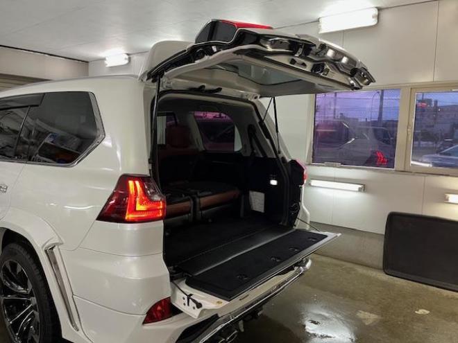 レクサスＬＸ５７０　寒冷地仕様　禁煙車　ＷＡＬＤ２１インチＡＷ　スタッドレスタイヤ付　マークレビンソン　リアエンターテイメント　電動サンルーフ　純正ナビ（フルセグ地デジ　ＤＶＤ再生　Ｂｌｕｅｔｏｏｔｈ対応）＋バックカメラ　純正レザーシート　三眼ＬＥＤヘッドライト　ヘッドアップディプレイ　リアツインモニター　エアサスコントローラー　純正エンジンスターター 4WD 5700 5Dr
