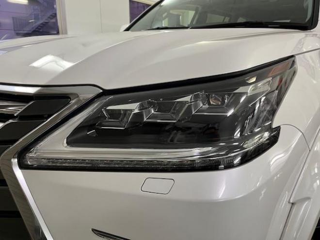 レクサスＬＸ５７０　寒冷地仕様　禁煙車　ＷＡＬＤ２１インチＡＷ　スタッドレスタイヤ付　マークレビンソン　リアエンターテイメント　電動サンルーフ　純正ナビ（フルセグ地デジ　ＤＶＤ再生　Ｂｌｕｅｔｏｏｔｈ対応）＋バックカメラ　純正レザーシート　三眼ＬＥＤヘッドライト　ヘッドアップディプレイ　リアツインモニター　エアサスコントローラー　純正エンジンスターター 4WD 5700 5Dr