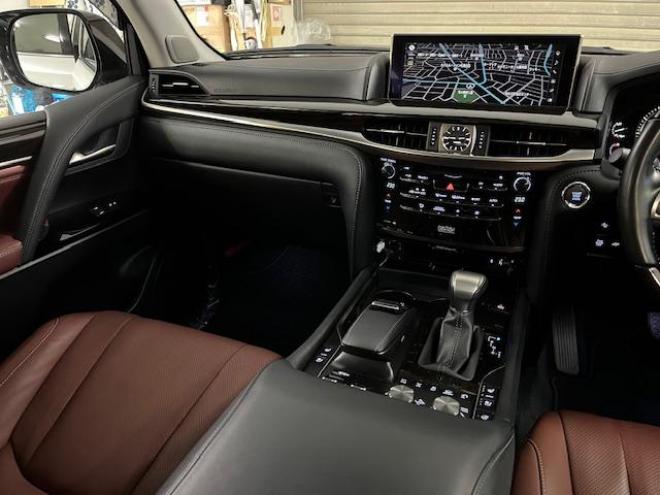 レクサスＬＸ５７０　寒冷地仕様　禁煙車　ＷＡＬＤ２１インチＡＷ　スタッドレスタイヤ付　マークレビンソン　リアエンターテイメント　電動サンルーフ　純正ナビ（フルセグ地デジ　ＤＶＤ再生　Ｂｌｕｅｔｏｏｔｈ対応）＋バックカメラ　純正レザーシート　三眼ＬＥＤヘッドライト　ヘッドアップディプレイ　リアツインモニター　エアサスコントローラー　純正エンジンスターター 4WD 5700 5Dr