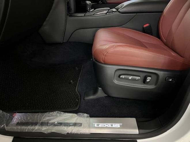 レクサスＬＸ５７０　寒冷地仕様　禁煙車　ＷＡＬＤ２１インチＡＷ　スタッドレスタイヤ付　マークレビンソン　リアエンターテイメント　電動サンルーフ　純正ナビ（フルセグ地デジ　ＤＶＤ再生　Ｂｌｕｅｔｏｏｔｈ対応）＋バックカメラ　純正レザーシート　三眼ＬＥＤヘッドライト　ヘッドアップディプレイ　リアツインモニター　エアサスコントローラー　純正エンジンスターター 4WD 5700 5Dr