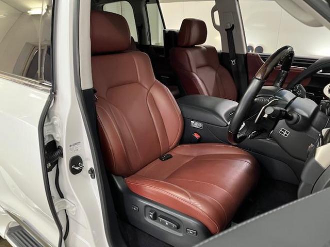 レクサスＬＸ５７０　寒冷地仕様　禁煙車　ＷＡＬＤ２１インチＡＷ　スタッドレスタイヤ付　マークレビンソン　リアエンターテイメント　電動サンルーフ　純正ナビ（フルセグ地デジ　ＤＶＤ再生　Ｂｌｕｅｔｏｏｔｈ対応）＋バックカメラ　純正レザーシート　三眼ＬＥＤヘッドライト　ヘッドアップディプレイ　リアツインモニター　エアサスコントローラー　純正エンジンスターター 4WD 5700 5Dr