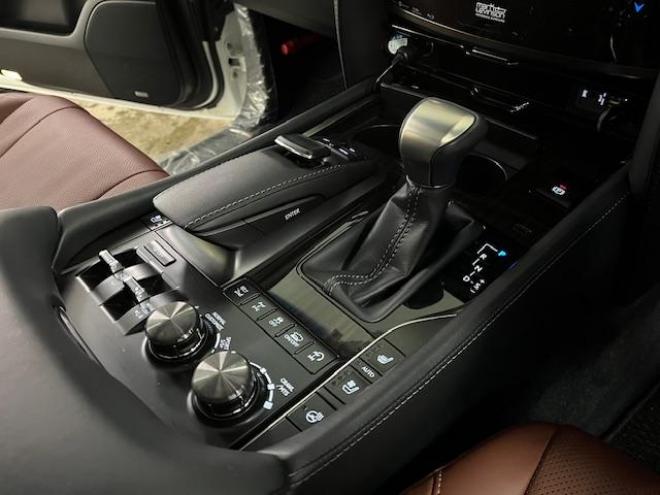 レクサスＬＸ５７０　寒冷地仕様　禁煙車　ＷＡＬＤ２１インチＡＷ　スタッドレスタイヤ付　マークレビンソン　リアエンターテイメント　電動サンルーフ　純正ナビ（フルセグ地デジ　ＤＶＤ再生　Ｂｌｕｅｔｏｏｔｈ対応）＋バックカメラ　純正レザーシート　三眼ＬＥＤヘッドライト　ヘッドアップディプレイ　リアツインモニター　エアサスコントローラー　純正エンジンスターター 4WD 5700 5Dr