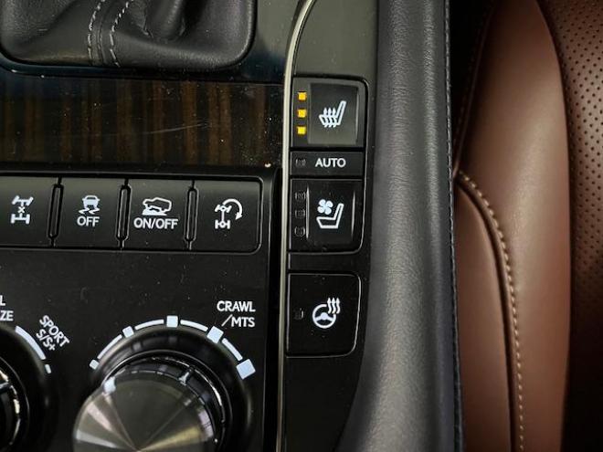 レクサスＬＸ５７０　寒冷地仕様　禁煙車　ＷＡＬＤ２１インチＡＷ　スタッドレスタイヤ付　マークレビンソン　リアエンターテイメント　電動サンルーフ　純正ナビ（フルセグ地デジ　ＤＶＤ再生　Ｂｌｕｅｔｏｏｔｈ対応）＋バックカメラ　純正レザーシート　三眼ＬＥＤヘッドライト　ヘッドアップディプレイ　リアツインモニター　エアサスコントローラー　純正エンジンスターター 4WD 5700 5Dr