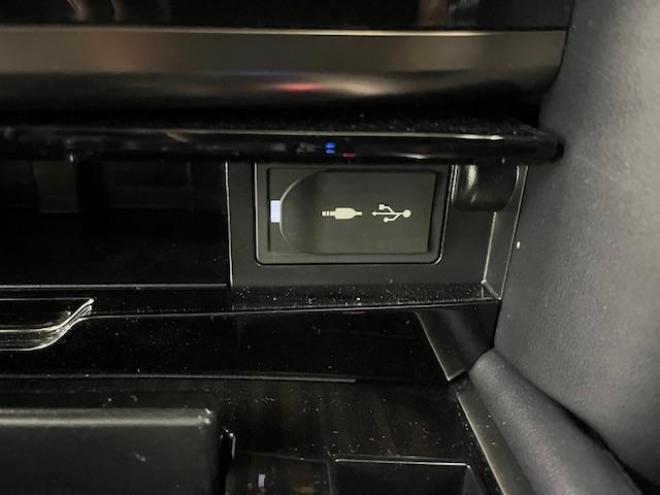 レクサスＬＸ５７０　寒冷地仕様　禁煙車　ＷＡＬＤ２１インチＡＷ　スタッドレスタイヤ付　マークレビンソン　リアエンターテイメント　電動サンルーフ　純正ナビ（フルセグ地デジ　ＤＶＤ再生　Ｂｌｕｅｔｏｏｔｈ対応）＋バックカメラ　純正レザーシート　三眼ＬＥＤヘッドライト　ヘッドアップディプレイ　リアツインモニター　エアサスコントローラー　純正エンジンスターター 4WD 5700 5Dr