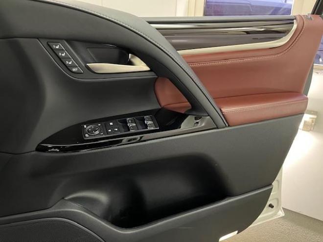 レクサスＬＸ５７０　寒冷地仕様　禁煙車　ＷＡＬＤ２１インチＡＷ　スタッドレスタイヤ付　マークレビンソン　リアエンターテイメント　電動サンルーフ　純正ナビ（フルセグ地デジ　ＤＶＤ再生　Ｂｌｕｅｔｏｏｔｈ対応）＋バックカメラ　純正レザーシート　三眼ＬＥＤヘッドライト　ヘッドアップディプレイ　リアツインモニター　エアサスコントローラー　純正エンジンスターター 4WD 5700 5Dr