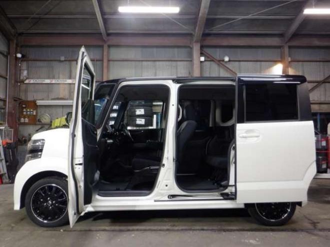 N-BOXカスタムG ターボAパッケージ 2トーンカラースタイル 4WD　ナビ・TV・B/T・Bカメラ・両側パワスラ・ 660