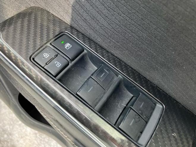 クラウンハイブリッドＲＳ　Ｆｏｕｒ　４ＷＤ　アイドリングストップ　電動格納ミラー　オートクルーズコントロール　ＡＣ１００Ｖ　シートヒーター　Ｂｌｕｅｔｏｏｔｈ接続　バックカメラ　ＴＶ　ＥＴＣ　ＵＳＢ入力端子　電動シート　オートライト 4WD 2500 4Dr