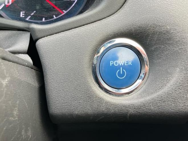 クラウンハイブリッドＲＳ　Ｆｏｕｒ　４ＷＤ　アイドリングストップ　電動格納ミラー　オートクルーズコントロール　ＡＣ１００Ｖ　シートヒーター　Ｂｌｕｅｔｏｏｔｈ接続　バックカメラ　ＴＶ　ＥＴＣ　ＵＳＢ入力端子　電動シート　オートライト 4WD 2500 4Dr