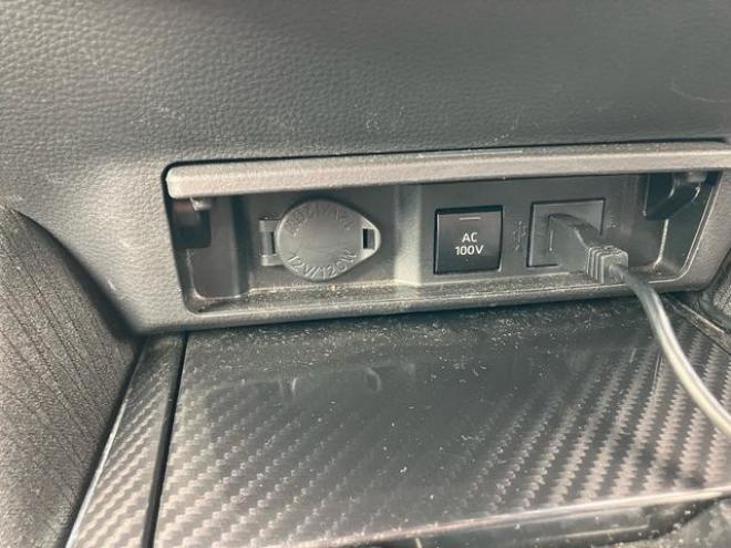 クラウンハイブリッドＲＳ　Ｆｏｕｒ　４ＷＤ　アイドリングストップ　電動格納ミラー　オートクルーズコントロール　ＡＣ１００Ｖ　シートヒーター　Ｂｌｕｅｔｏｏｔｈ接続　バックカメラ　ＴＶ　ＥＴＣ　ＵＳＢ入力端子　電動シート　オートライト 4WD 2500 4Dr