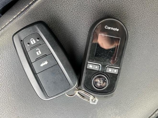 クラウンハイブリッドＲＳ　Ｆｏｕｒ　４ＷＤ　アイドリングストップ　電動格納ミラー　オートクルーズコントロール　ＡＣ１００Ｖ　シートヒーター　Ｂｌｕｅｔｏｏｔｈ接続　バックカメラ　ＴＶ　ＥＴＣ　ＵＳＢ入力端子　電動シート　オートライト 4WD 2500 4Dr