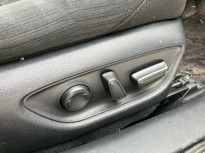 クラウンハイブリッドＲＳ　Ｆｏｕｒ　４ＷＤ　アイドリングストップ　電動格納ミラー　オートクルーズコントロール　ＡＣ１００Ｖ　シートヒーター　Ｂｌｕｅｔｏｏｔｈ接続　バックカメラ　ＴＶ　ＥＴＣ　ＵＳＢ入力端子　電動シート　オートライト 4WD 2500 4Dr