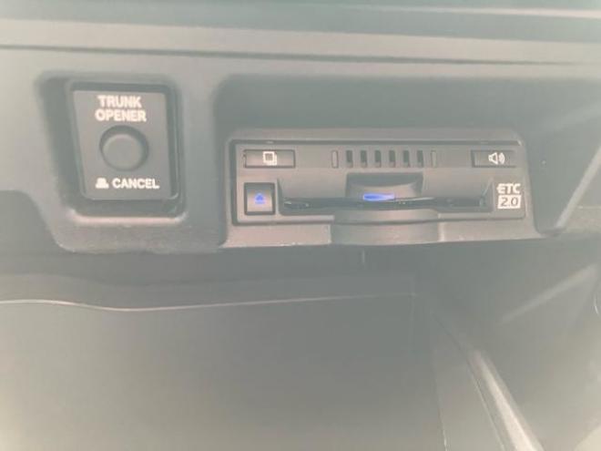 クラウンハイブリッドＲＳ　Ｆｏｕｒ　４ＷＤ　アイドリングストップ　電動格納ミラー　オートクルーズコントロール　ＡＣ１００Ｖ　シートヒーター　Ｂｌｕｅｔｏｏｔｈ接続　バックカメラ　ＴＶ　ＥＴＣ　ＵＳＢ入力端子　電動シート　オートライト 4WD 2500 4Dr