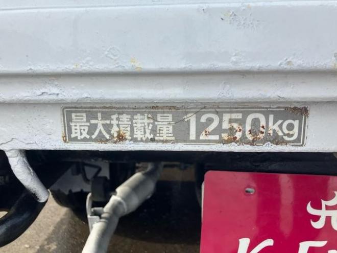 タイタンダッシュ 　４ＷＤ　オートマチック車　低床　リヤダブルタイヤ　左ミラー電動格納　最大積載量１２５０ｋｇ　　ラジオ　エアコン　パワーウインドウ 4WD 2500(D) 2Dr
