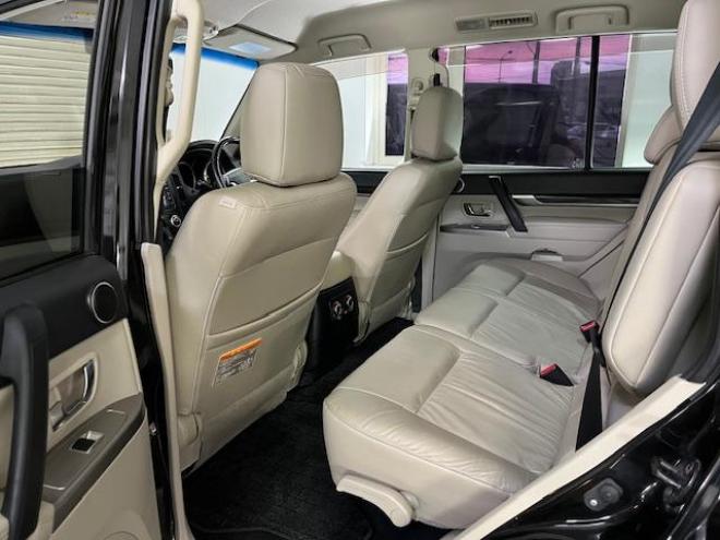 パジェロロングスーパーエクシード　本州仕入　寒冷地仕様　ダブルバッテリー　禁煙車　ディーゼルターボ　新品ＷＥＤＳキーラー１７ＡＷ＋新品ＴＯＹＯホワイトレタータイヤ　純正１７ＡＷ＋スタッドレスタイヤ付　新品ＪＡＯＳブラックマッドガード　純正ナビ（フルセグ地デジ　ＤＶＤ再生　Ｂｌｕｅｔｏｏｔｈ）＋バックカメラ　ロックフォードサウンド　純正レザーシート　クルーズコントロール　両席シートヒーター　エンジンスターター　リアヒーター　横滑り防止装置　盗難防止装置　１００Ｖ電源　ＨＩＤ　ＥＴＣ 4WD 3200 5Dr