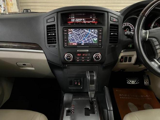 パジェロロングスーパーエクシード　本州仕入　寒冷地仕様　ダブルバッテリー　禁煙車　ディーゼルターボ　新品ＷＥＤＳキーラー１７ＡＷ＋新品ＴＯＹＯホワイトレタータイヤ　純正１７ＡＷ＋スタッドレスタイヤ付　新品ＪＡＯＳブラックマッドガード　純正ナビ（フルセグ地デジ　ＤＶＤ再生　Ｂｌｕｅｔｏｏｔｈ）＋バックカメラ　ロックフォードサウンド　純正レザーシート　クルーズコントロール　両席シートヒーター　エンジンスターター　リアヒーター　横滑り防止装置　盗難防止装置　１００Ｖ電源　ＨＩＤ　ＥＴＣ 4WD 3200 5Dr