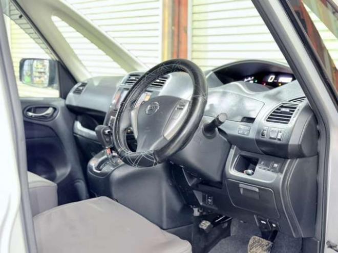 セレナ2.0 ライダー Jパッケージ 4WD　下廻防錆TVナビ後席モニターETC 2000
