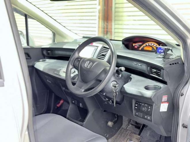 フリード1.5 G 4WD　下廻防錆TVナビBカメETC 1500