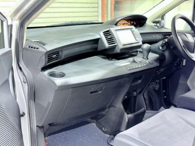 フリード1.5 G 4WD　下廻防錆TVナビBカメETC 1500