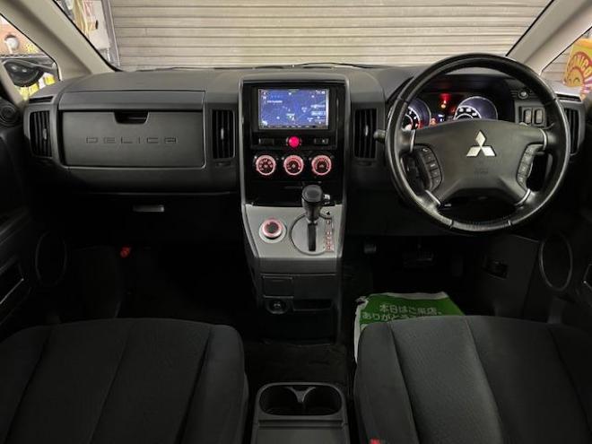 デリカＤ：５　Ｇパワーパッケージ　本州仕入　禁煙車　寒冷地仕様　ＭＫＷ１６インチＡＷ＋ＴＯＹＯオープンカントリーホワイトレター　純正１８ＡＷ＋スタッドレスタイヤ付　新品ＪＡＯＳブラックマッドガード　両側パワースライドドア　純正ナビ（地デジ　ＤＶＤ再生　Ｂｌｕｅｔｏｏｔｈ）＋バックカメラ　前後ドライブレコーダー　クルーズコントロール　両席シートヒーター　パワーシート　スマートキー　パドルシフト　横滑り防止装置　盗難防止装置　リアヒーター　ＨＩＤ　ＥＴＣ 4WD 2400 5Dr