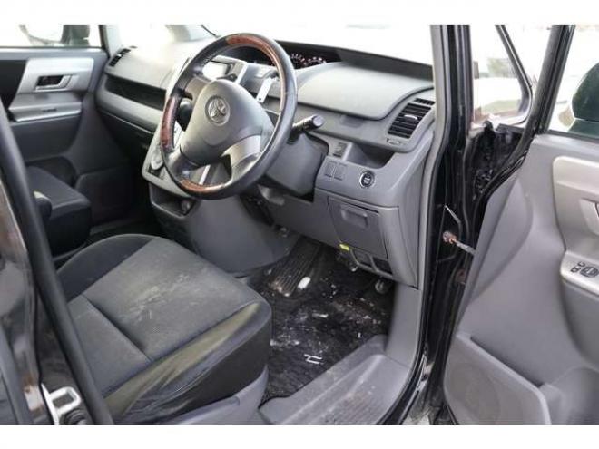 ヴォクシー2.0 ZS 4WD　検2年　自社　ローンカノウ 2000