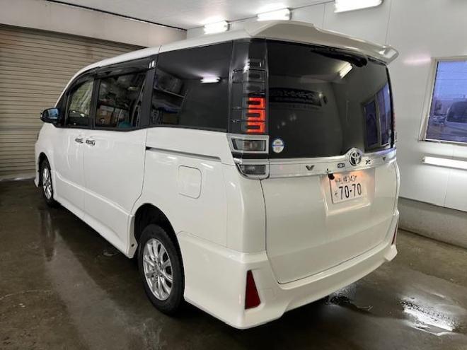 ヴォクシーＺＳキラメキ　ワンオーナー　寒冷地仕様　禁煙車　ＷＡＫＯＳバリアスコーティング済　純正１６インチＡＷ　社外１５ＡＷ＋スタッドレスタイヤ付　両側パワースライドドア　純正ナビ（フルセグ地デジ＋ＤＶＤ再生＋Ｂｌｕｅｔｏｏｔｈオーディオ）＋バックカメラ　プリクラッシュセーフティ　車線逸脱警報　ＬＥＤヘッドライト　フロントガラス熱線　純正エンジンスターター　アイドリングストップ　ＥＴＣ　７人乗りキャプテンシート 4WD 2000 5Dr
