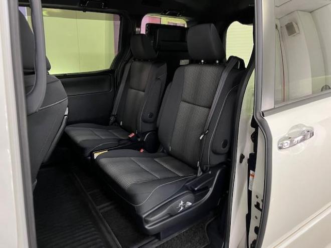 ヴォクシーＺＳキラメキ　ワンオーナー　寒冷地仕様　禁煙車　ＷＡＫＯＳバリアスコーティング済　純正１６インチＡＷ　社外１５ＡＷ＋スタッドレスタイヤ付　両側パワースライドドア　純正ナビ（フルセグ地デジ＋ＤＶＤ再生＋Ｂｌｕｅｔｏｏｔｈオーディオ）＋バックカメラ　プリクラッシュセーフティ　車線逸脱警報　ＬＥＤヘッドライト　フロントガラス熱線　純正エンジンスターター　アイドリングストップ　ＥＴＣ　７人乗りキャプテンシート 4WD 2000 5Dr