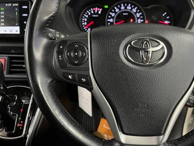 ヴォクシーＺＳキラメキ　ワンオーナー　寒冷地仕様　禁煙車　ＷＡＫＯＳバリアスコーティング済　純正１６インチＡＷ　社外１５ＡＷ＋スタッドレスタイヤ付　両側パワースライドドア　純正ナビ（フルセグ地デジ＋ＤＶＤ再生＋Ｂｌｕｅｔｏｏｔｈオーディオ）＋バックカメラ　プリクラッシュセーフティ　車線逸脱警報　ＬＥＤヘッドライト　フロントガラス熱線　純正エンジンスターター　アイドリングストップ　ＥＴＣ　７人乗りキャプテンシート 4WD 2000 5Dr