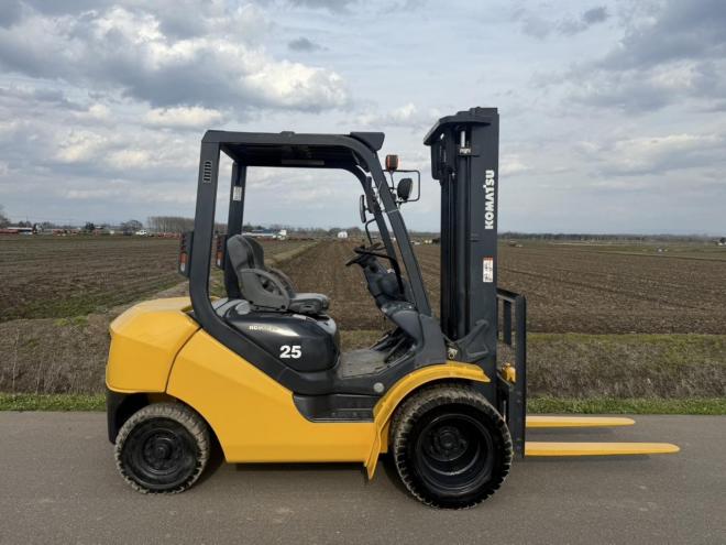 フォークリフト極上！コマツ FD25T-17 サイドシフト付き 2.5トンディーゼル ダブルタイヤ 3694アワー