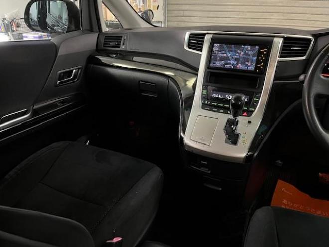 アルファード２４０Ｓ　プライムセレクションⅡ　タイプゴールド　禁煙車　ＷＡＫＯＳバリアスコーティング済　ＳＭＡＣＫブラポリ１６インチＡＷ　社外１６ＡＷ＋スタッドレスタイヤ付　両側パワースライドドア　パワーバックドア　純正ＨＤＤナビ（ワンセグ地デジ　ＤＶＤ再生）＋バックカメラ　前後コーナーセンサー　横滑り防止装置　ＨＩＤ　ＥＴＣ 　タイミングチェーン 4WD 2400 5Dr