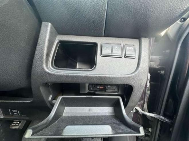 セレナ2.0 ハイウェイスター Vセレクション 4WD　両側ワンタッチオートスライドドア 2000