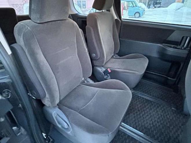ヴォクシー2.0 X 4WD　後期型　7人乗り　ナビバックモニターTV 2000