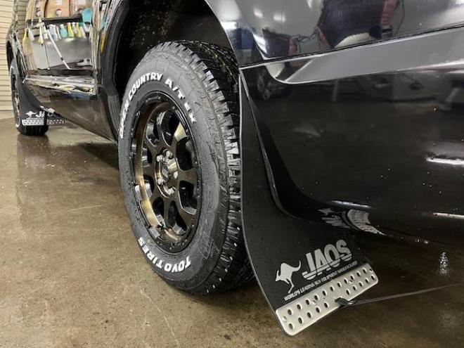 デリカＤ：５　Ｇプレミアム　本州仕入　禁煙車　寒冷地仕様　マッドクロス１６インチＡＷ＋新品ＴＯＹＯオープンカントリーホワイトレター　社外１６ＡＷ＋スタッドレスタイヤ付　新品ＪＡＯＳブラックマッドガード　両側パワースライドドア　パワーバックドア　純正ＨＤＤナビ（地デジ　ＤＶＤ再生　Ｂｌｕｅｔｏｏｔｈ）＋バックカメラ　純正リアフリップダウンモニター　クルーズコントロール　両席シートヒーター　パワーシート　スマートキー　パドルシフト　横滑り防止装置　盗難防止装置　リアヒーター　ＨＩＤ　ＥＴＣ 4WD 2400 5Dr
