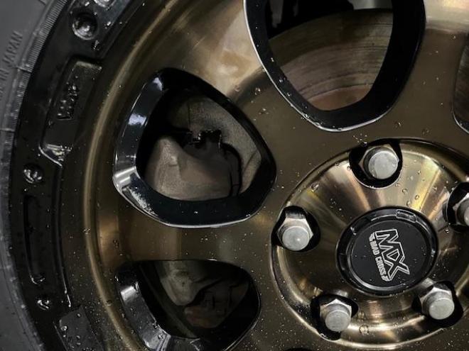 デリカＤ：５　Ｇプレミアム　本州仕入　禁煙車　寒冷地仕様　マッドクロス１６インチＡＷ＋新品ＴＯＹＯオープンカントリーホワイトレター　社外１６ＡＷ＋スタッドレスタイヤ付　新品ＪＡＯＳブラックマッドガード　両側パワースライドドア　パワーバックドア　純正ＨＤＤナビ（地デジ　ＤＶＤ再生　Ｂｌｕｅｔｏｏｔｈ）＋バックカメラ　純正リアフリップダウンモニター　クルーズコントロール　両席シートヒーター　パワーシート　スマートキー　パドルシフト　横滑り防止装置　盗難防止装置　リアヒーター　ＨＩＤ　ＥＴＣ 4WD 2400 5Dr