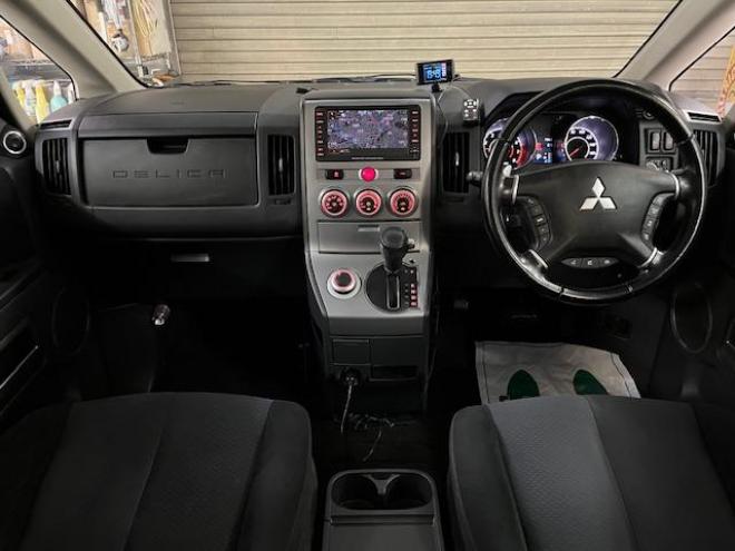 デリカＤ：５　Ｇプレミアム　本州仕入　禁煙車　寒冷地仕様　マッドクロス１６インチＡＷ＋新品ＴＯＹＯオープンカントリーホワイトレター　社外１６ＡＷ＋スタッドレスタイヤ付　新品ＪＡＯＳブラックマッドガード　両側パワースライドドア　パワーバックドア　純正ＨＤＤナビ（地デジ　ＤＶＤ再生　Ｂｌｕｅｔｏｏｔｈ）＋バックカメラ　純正リアフリップダウンモニター　クルーズコントロール　両席シートヒーター　パワーシート　スマートキー　パドルシフト　横滑り防止装置　盗難防止装置　リアヒーター　ＨＩＤ　ＥＴＣ 4WD 2400 5Dr