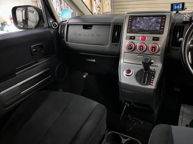 デリカＤ：５　Ｇプレミアム　本州仕入　禁煙車　寒冷地仕様　マッドクロス１６インチＡＷ＋新品ＴＯＹＯオープンカントリーホワイトレター　社外１６ＡＷ＋スタッドレスタイヤ付　新品ＪＡＯＳブラックマッドガード　両側パワースライドドア　パワーバックドア　純正ＨＤＤナビ（地デジ　ＤＶＤ再生　Ｂｌｕｅｔｏｏｔｈ）＋バックカメラ　純正リアフリップダウンモニター　クルーズコントロール　両席シートヒーター　パワーシート　スマートキー　パドルシフト　横滑り防止装置　盗難防止装置　リアヒーター　ＨＩＤ　ＥＴＣ 4WD 2400 5Dr