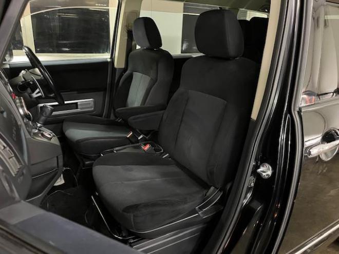 デリカＤ：５　Ｇプレミアム　本州仕入　禁煙車　寒冷地仕様　マッドクロス１６インチＡＷ＋新品ＴＯＹＯオープンカントリーホワイトレター　社外１６ＡＷ＋スタッドレスタイヤ付　新品ＪＡＯＳブラックマッドガード　両側パワースライドドア　パワーバックドア　純正ＨＤＤナビ（地デジ　ＤＶＤ再生　Ｂｌｕｅｔｏｏｔｈ）＋バックカメラ　純正リアフリップダウンモニター　クルーズコントロール　両席シートヒーター　パワーシート　スマートキー　パドルシフト　横滑り防止装置　盗難防止装置　リアヒーター　ＨＩＤ　ＥＴＣ 4WD 2400 5Dr