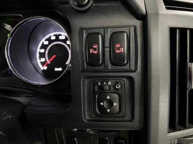 デリカＤ：５　Ｇプレミアム　本州仕入　禁煙車　寒冷地仕様　マッドクロス１６インチＡＷ＋新品ＴＯＹＯオープンカントリーホワイトレター　社外１６ＡＷ＋スタッドレスタイヤ付　新品ＪＡＯＳブラックマッドガード　両側パワースライドドア　パワーバックドア　純正ＨＤＤナビ（地デジ　ＤＶＤ再生　Ｂｌｕｅｔｏｏｔｈ）＋バックカメラ　純正リアフリップダウンモニター　クルーズコントロール　両席シートヒーター　パワーシート　スマートキー　パドルシフト　横滑り防止装置　盗難防止装置　リアヒーター　ＨＩＤ　ＥＴＣ 4WD 2400 5Dr