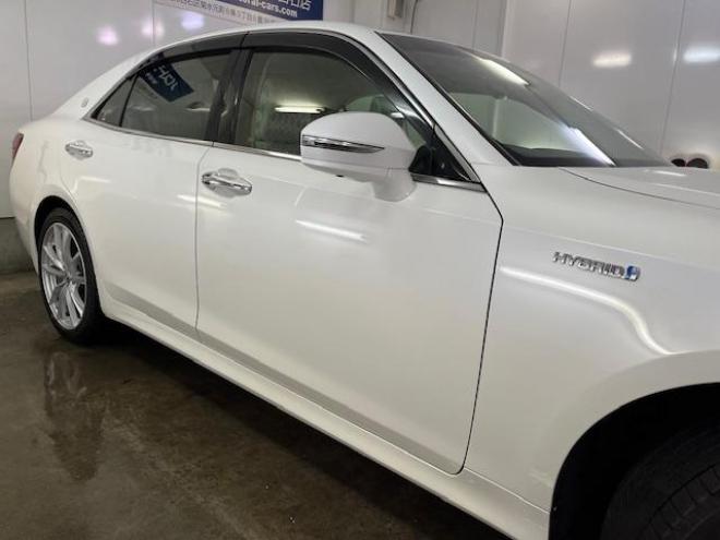 クラウンハイブリッドロイヤルサルーン　Ｆｏｕｒ　後期型　本州仕入　寒冷地仕様　禁煙車　ＷＡＫＯＳバリアスコーティング済　社外１９インチＡＷ＋新品夏タイヤ　社外１６ＡＷ＋スタッドレスタイヤ付　純正ナビ（フルセグ地デジ　ＤＶＤ再生　Ｂｌｕｅｔｏｏｔｈ対応）＋バックカメラ＋全方位カメラ　プリクラッシュセーフティ　レーダークルーズコントロール　純正ドライブレコーダー　フロントガラス熱線　ステアリングヒーター　ミラーヒーター　両席パワーシート　タイミングチェーン車　純正ＬＥＤヘッドライト＆フォグ　横滑り防止装置　ＥＴＣ 4WD 250