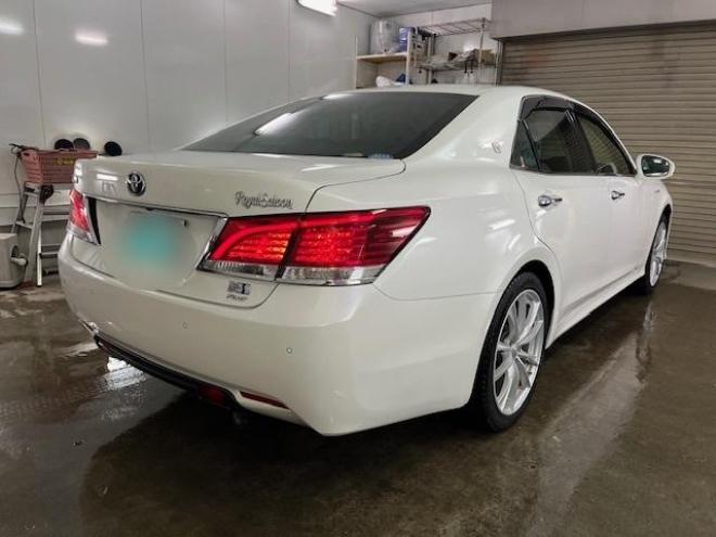 クラウンハイブリッドロイヤルサルーン　Ｆｏｕｒ　後期型　本州仕入　寒冷地仕様　禁煙車　ＷＡＫＯＳバリアスコーティング済　社外１９インチＡＷ＋新品夏タイヤ　社外１６ＡＷ＋スタッドレスタイヤ付　純正ナビ（フルセグ地デジ　ＤＶＤ再生　Ｂｌｕｅｔｏｏｔｈ対応）＋バックカメラ＋全方位カメラ　プリクラッシュセーフティ　レーダークルーズコントロール　純正ドライブレコーダー　フロントガラス熱線　ステアリングヒーター　ミラーヒーター　両席パワーシート　タイミングチェーン車　純正ＬＥＤヘッドライト＆フォグ　横滑り防止装置　ＥＴＣ 4WD 250