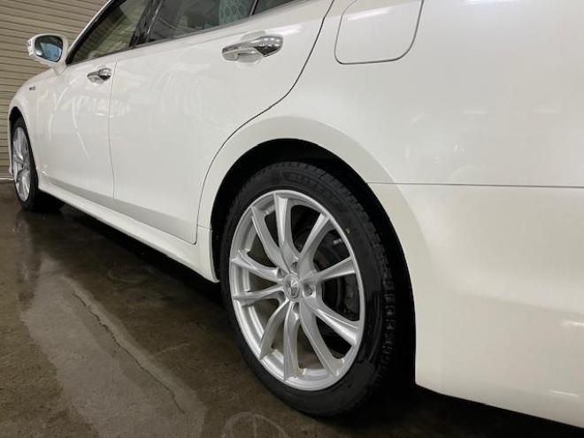 クラウンハイブリッドロイヤルサルーン　Ｆｏｕｒ　後期型　本州仕入　寒冷地仕様　禁煙車　ＷＡＫＯＳバリアスコーティング済　社外１９インチＡＷ＋新品夏タイヤ　社外１６ＡＷ＋スタッドレスタイヤ付　純正ナビ（フルセグ地デジ　ＤＶＤ再生　Ｂｌｕｅｔｏｏｔｈ対応）＋バックカメラ＋全方位カメラ　プリクラッシュセーフティ　レーダークルーズコントロール　純正ドライブレコーダー　フロントガラス熱線　ステアリングヒーター　ミラーヒーター　両席パワーシート　タイミングチェーン車　純正ＬＥＤヘッドライト＆フォグ　横滑り防止装置　ＥＴＣ 4WD 250