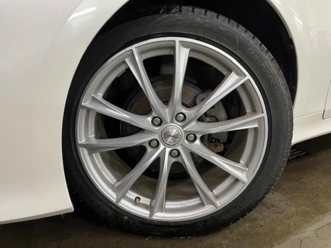 クラウンハイブリッドロイヤルサルーン　Ｆｏｕｒ　後期型　本州仕入　寒冷地仕様　禁煙車　ＷＡＫＯＳバリアスコーティング済　社外１９インチＡＷ＋新品夏タイヤ　社外１６ＡＷ＋スタッドレスタイヤ付　純正ナビ（フルセグ地デジ　ＤＶＤ再生　Ｂｌｕｅｔｏｏｔｈ対応）＋バックカメラ＋全方位カメラ　プリクラッシュセーフティ　レーダークルーズコントロール　純正ドライブレコーダー　フロントガラス熱線　ステアリングヒーター　ミラーヒーター　両席パワーシート　タイミングチェーン車　純正ＬＥＤヘッドライト＆フォグ　横滑り防止装置　ＥＴＣ 4WD 250